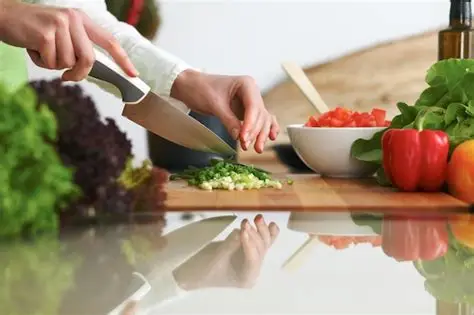 Contratan a “suplentes de vida” para cocinar, acompañar y discutir