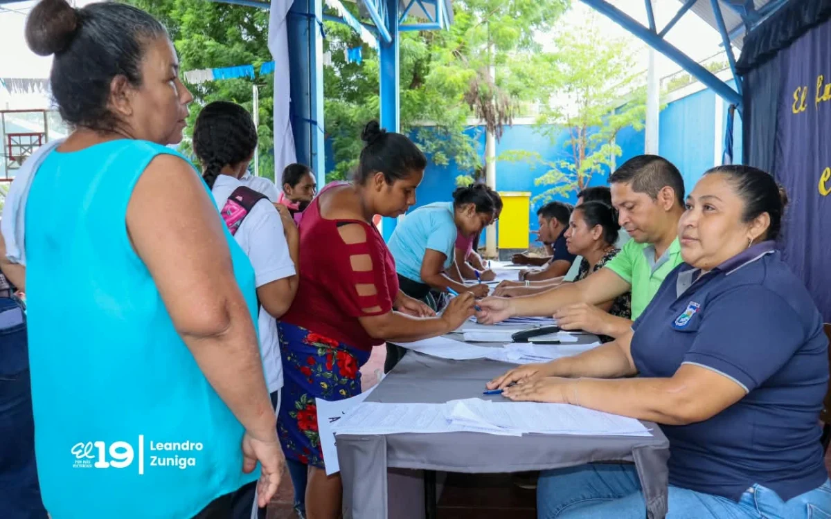 Padres de familia matriculan a sus hijos para el año lectivo 2027