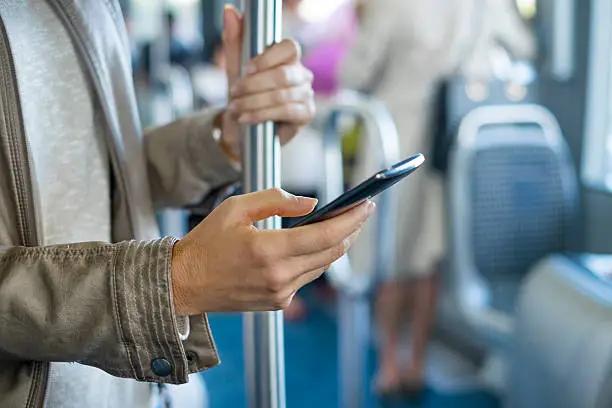 Gran Bretaña multará a quienes ponen música a todo volumen en el transporte