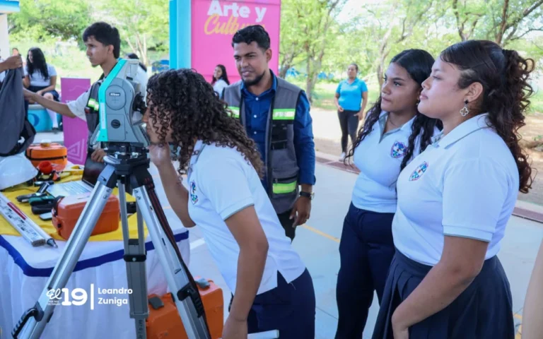 Estudiantes conocen oferta académica técnica