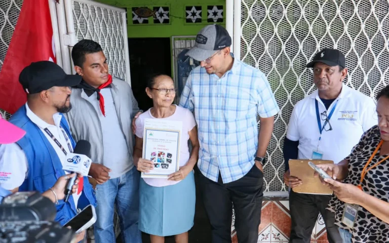 Más familias de Nicaragua reciben su título de propiedad