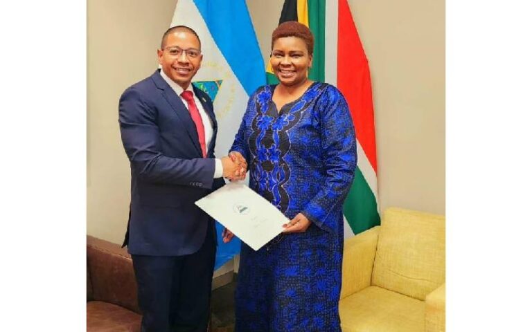 Compañero Danilo Chang Cash presenta Copias de Estilo en la República de Sudáfrica