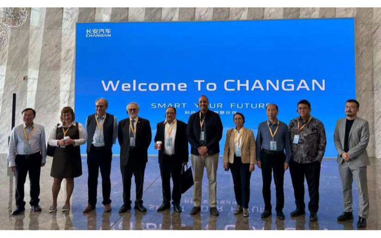 Misión diplomática en China visita la empresa de Automóviles ChangAn en Chongqing