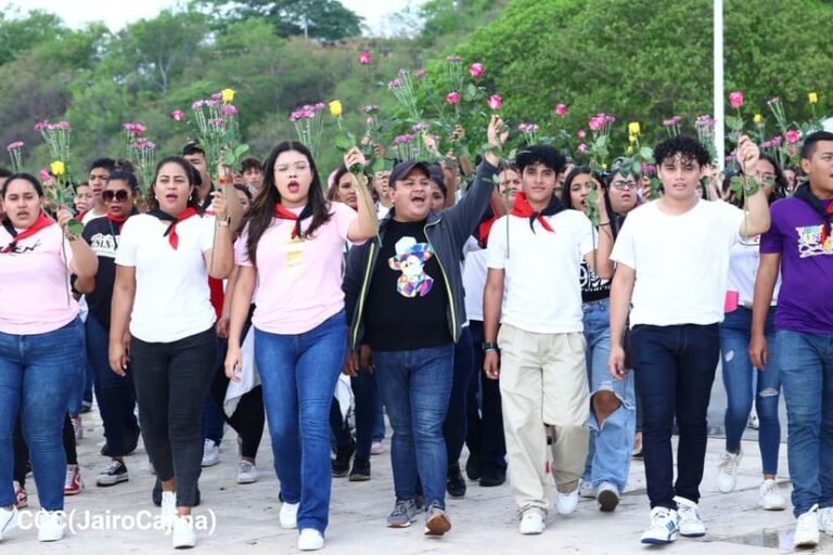 Juventud realiza homenaje a Sandino en su monumento “Loma de Tiscapa”