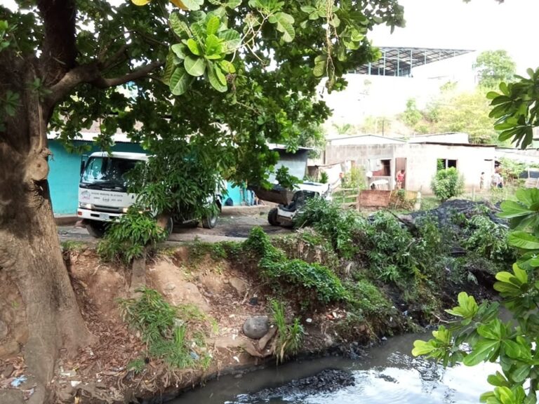 Realizan labores de limpieza en el cauce La Curtiembre