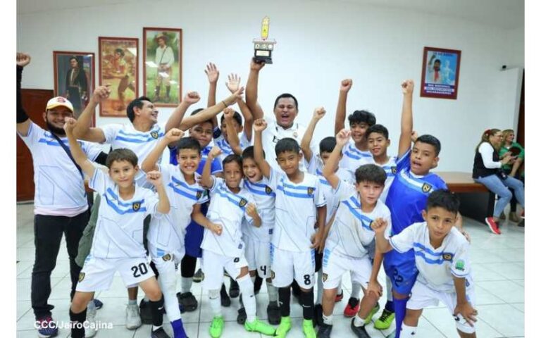 Premian a los primeros lugares de los Juegos Escolares Nacionales de fútbol