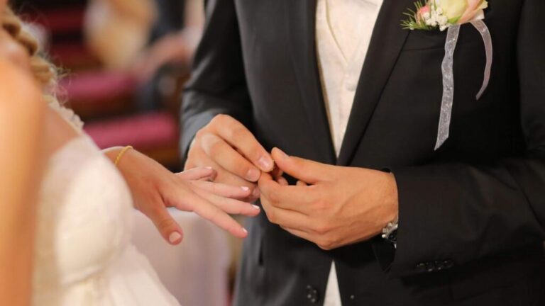 Novios deciden no besarse hasta llegar al matrimonio