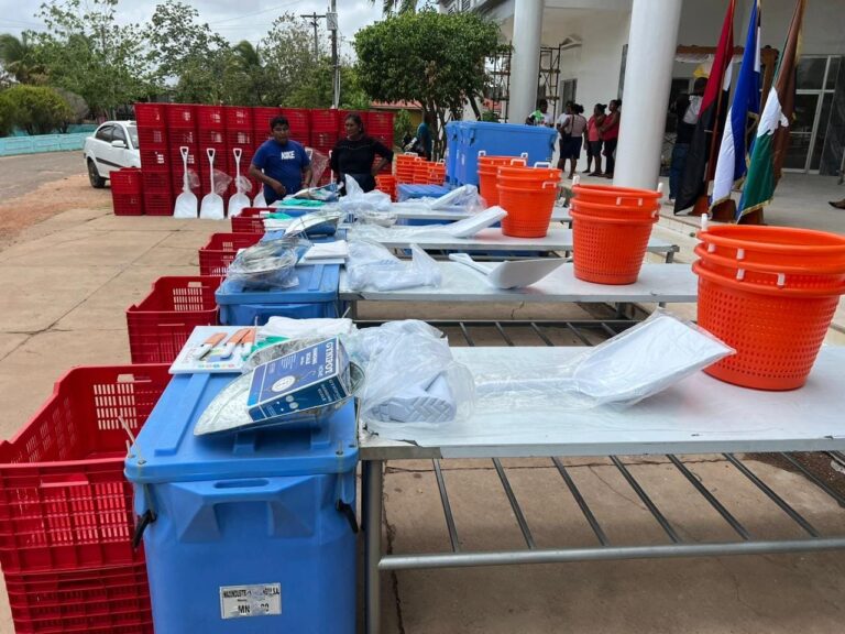 Entregan bonos productivos a protagonistas indígenas