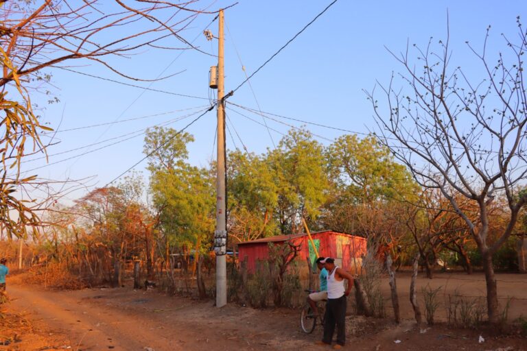 Familias de “El Guacucal” reciben proyecto de electrificación