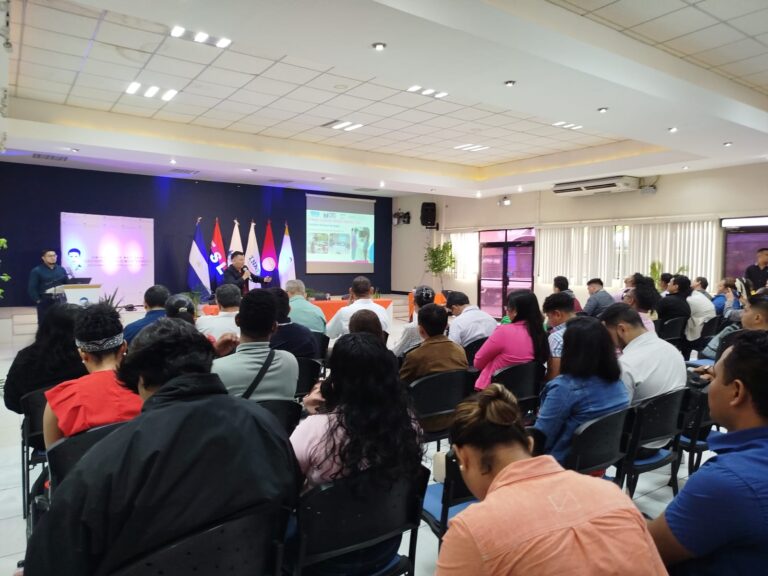 Maestros de inglés sostienen encuentro para intercambiar experiencias