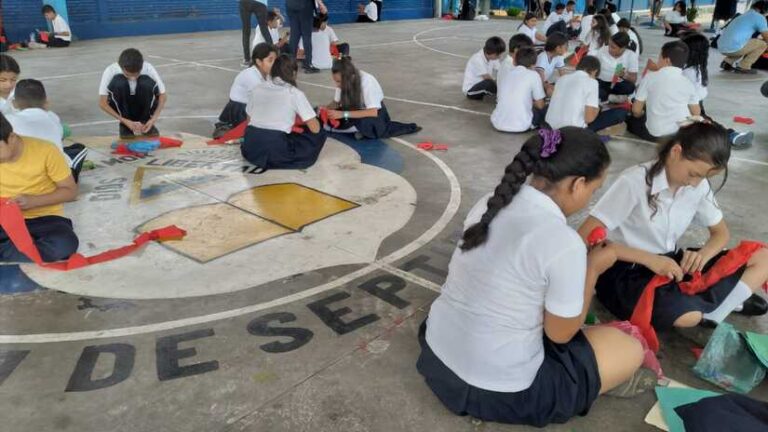 Estudiantes participan en actividades festivas para las madres