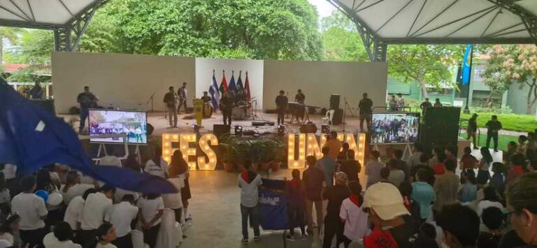 Estudiantes universitarios y de secundaria ratifican compromiso con la Patria