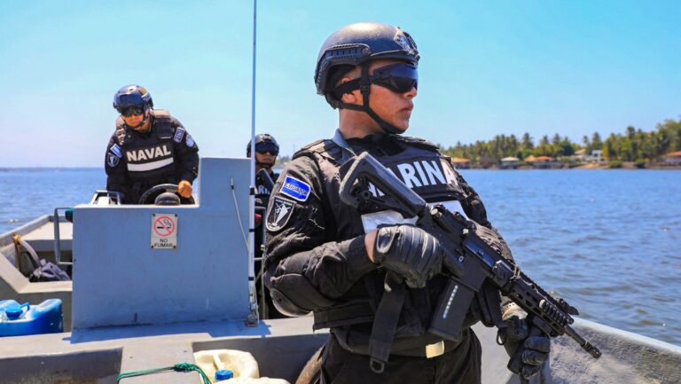 El Salvador decomisa 1,4 toneladas de cocaína y rompe récord como la confiscación más lejana de sus costas
