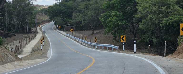 Entregan dos primeros kilómetros de carretera que conecta El Jícaro con Jalapa