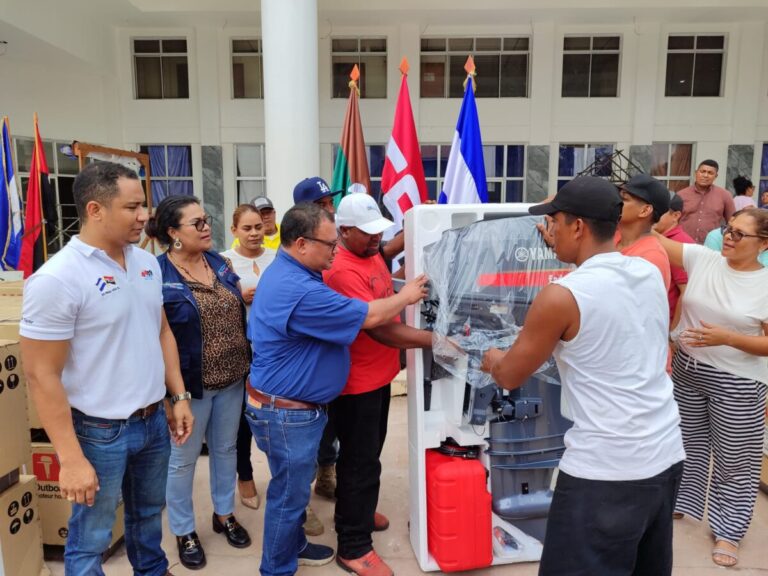 Entregan 64 motores marinos a pesqueros del Caribe