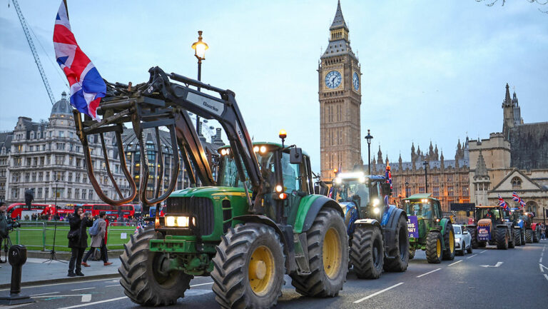 Agricultores forman un convoy con más de 120 tractores como protesta