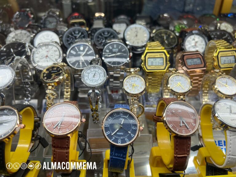 Comerciantes destacan alza en comercialización de regalos para Papá