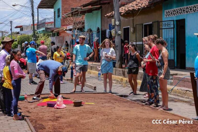 Turistas recorren Alfombras Pasionarias en León
