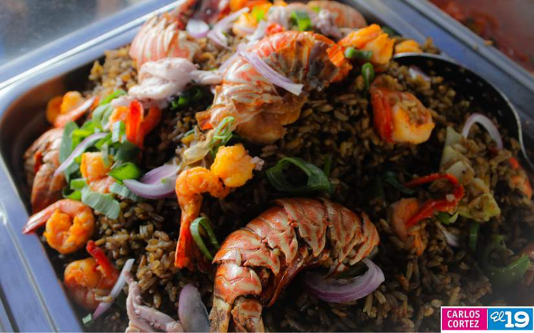 Familias degustan en la Feria del Mar