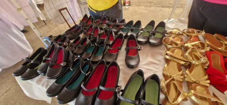 Variedad de artículos escolares en el Parque de Ferias