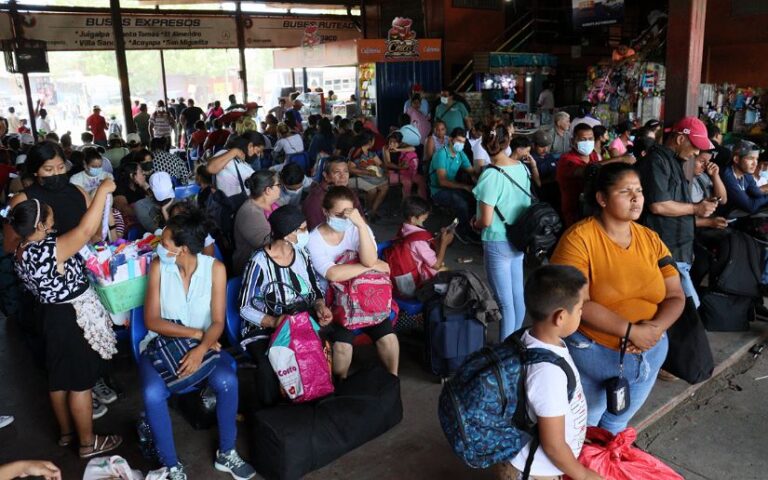 Familias abarrotan terminales de buses en Semana Santa