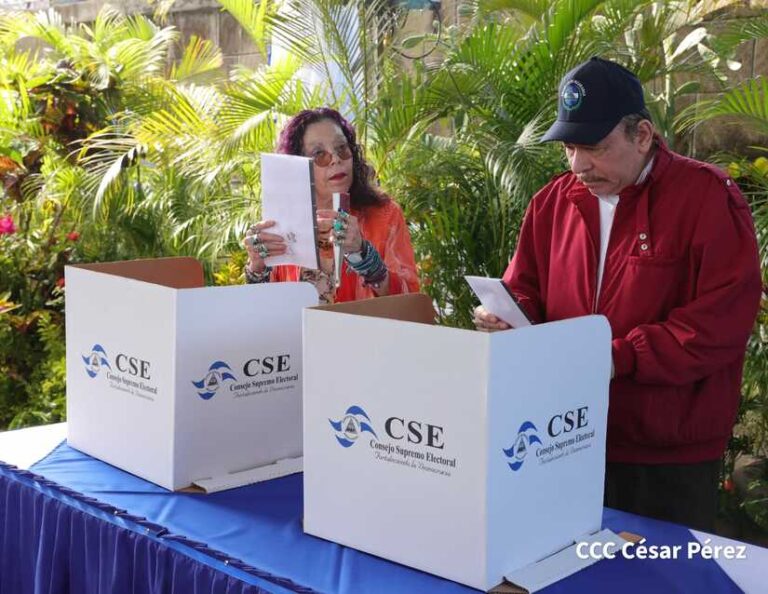 Pdte Daniel y Cra. Rosario ejercen su derecho al voto