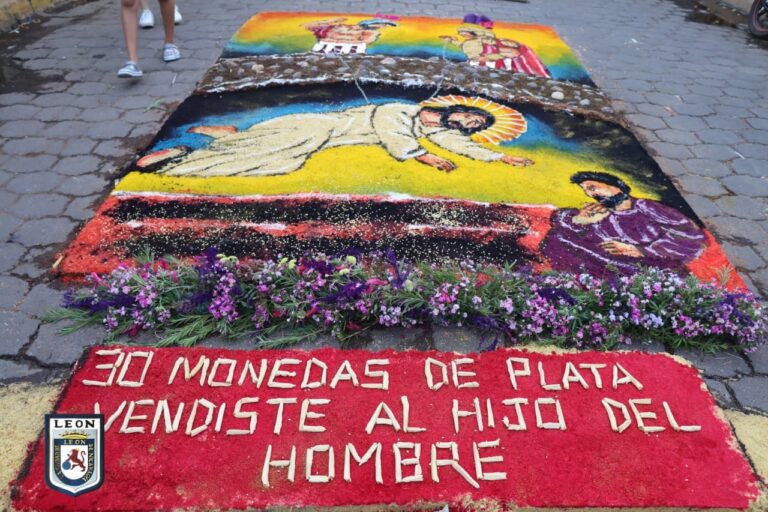 Entregan reconocimiento a ganadores del Concurso de Alfombras de Aserrín