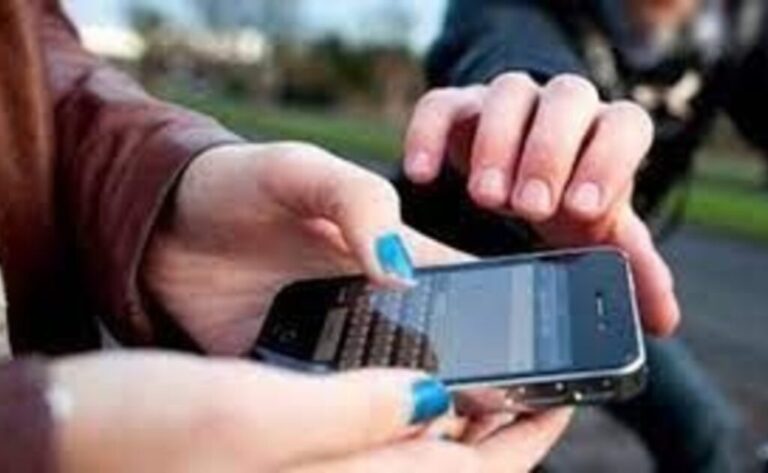 Ladrón roba un celular y lo devuelve por no ser de alta gama