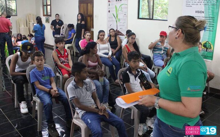 Niños reciben charla sobre la importancia de los árboles