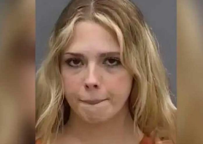 Mujer es arrestada por fingir ser adolescente para abusar de menores