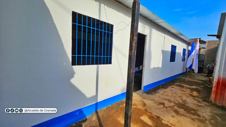 Entregan viviendas dignas a dos familias de Granada