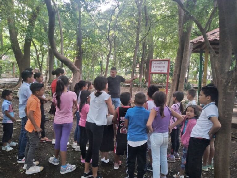 Niños aprenden a proteger el medio ambiente