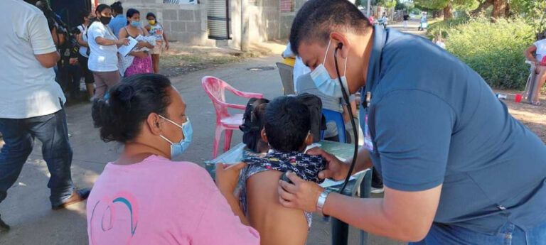 Brindan atención médica a familias de Villa Dignidad