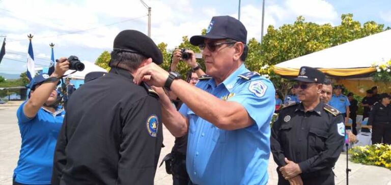 Policía asciende en grado a 389 oficiales de la DOEP
