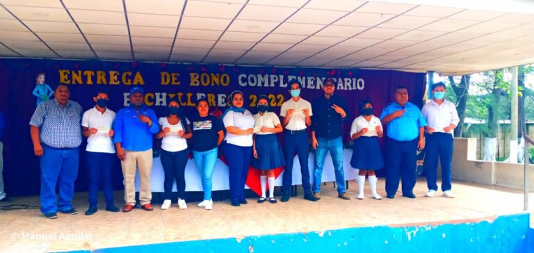 MINED entrega bono a bachilleres de Carazo