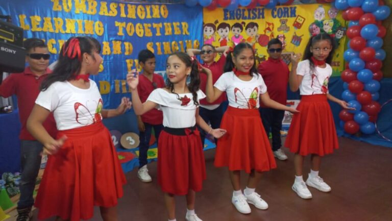 Estudiantes de primaria demuestran sus aprendizajes en inglés