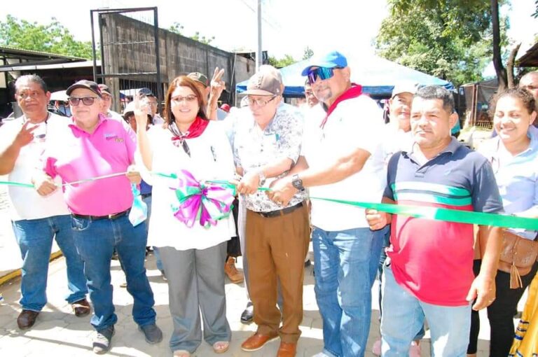 Inauguran calle en terminal de buses del mercado de León