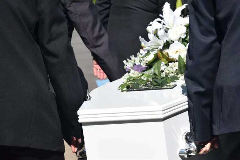 Finge su muerte para saber qué personas irían a su funeral