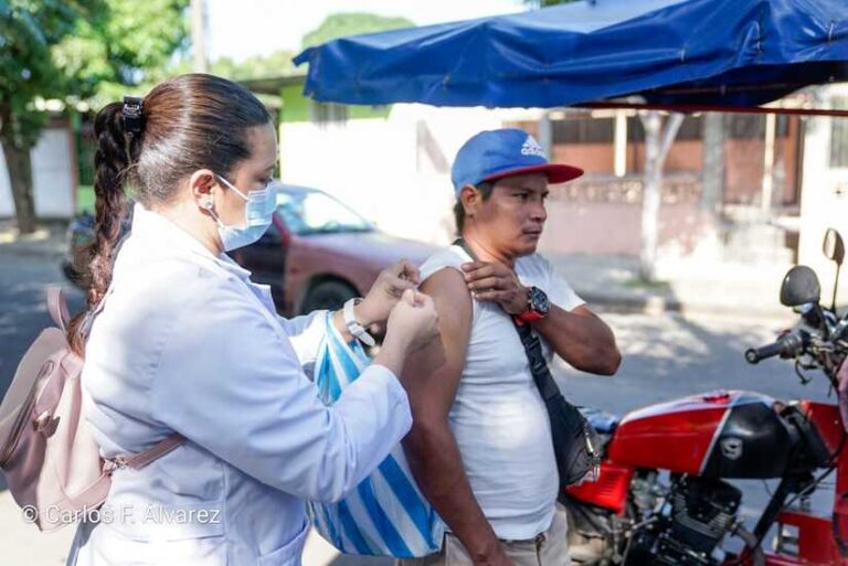 Familias del barrio Carlos Nuñez se vacunan contra la Covid 19