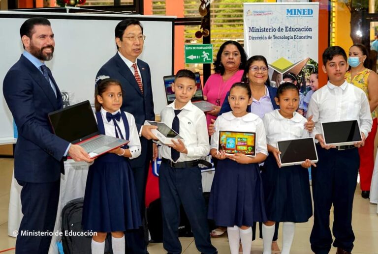 China entrega kits tecnológicos al MINED para estudiantes de primaria