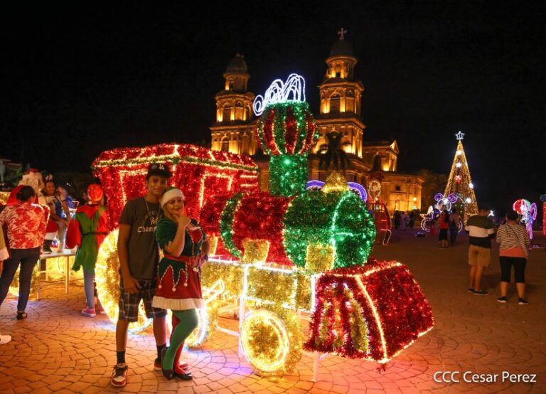 Familias disfrutan de ambiente navideño en la Avenida de Bolívar a Chávez