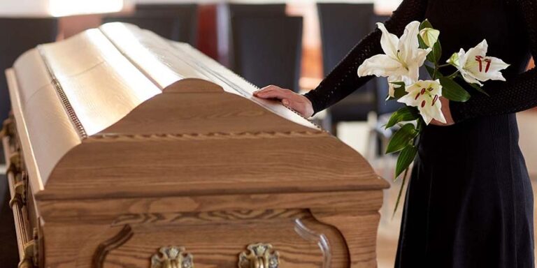 La despiden del trabajo por asistir al funeral de su padre