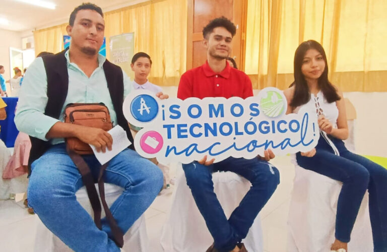 Estudiantes técnicos de inglés participan en concurso