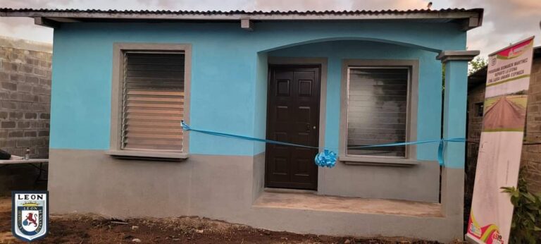 Entregan 6 viviendas a familias de León