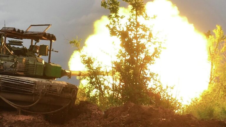 Condecoran a tripulación del tanque que destruyó varios vehículos blindados ucranianos