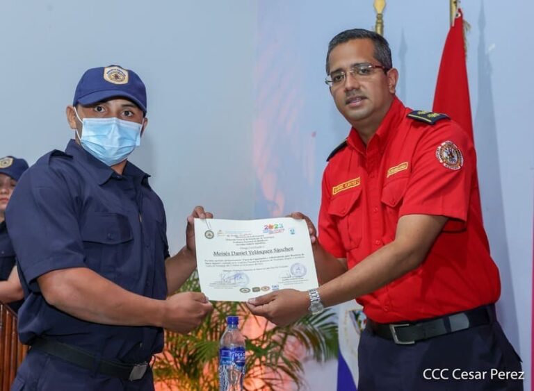 40 estudiantes reciben su diploma de la Academia Nacional de Bomberos