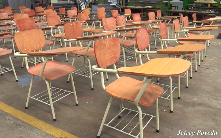Distribuyen 60 mil pupitres y 1300 pizarras acrílicas