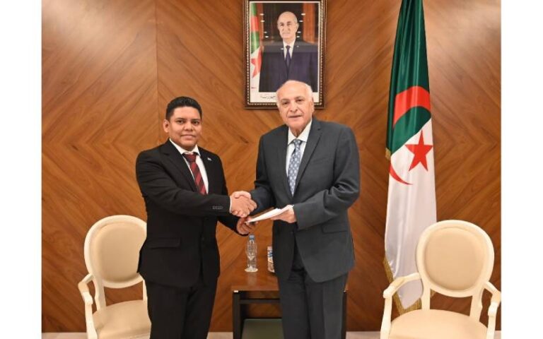 Embajador de Nicaragua presenta Copias de Estilo al Canciller de Argelia