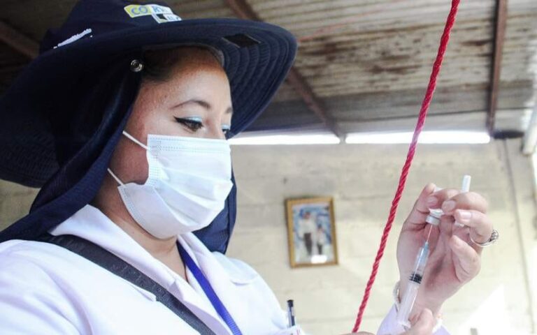 Brigadistas vacunan contra la Covid19 a familias del barrio Miraflores