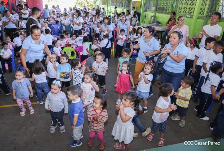 Estudiantes del Centro Educativo Eduardo Contreras participan en fiesta infantil